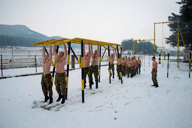 Οι Έλληνες Καταδρομείς εκπαιδεύονται σε χιονοσκεπές περιβάλλον [φωτό]  
