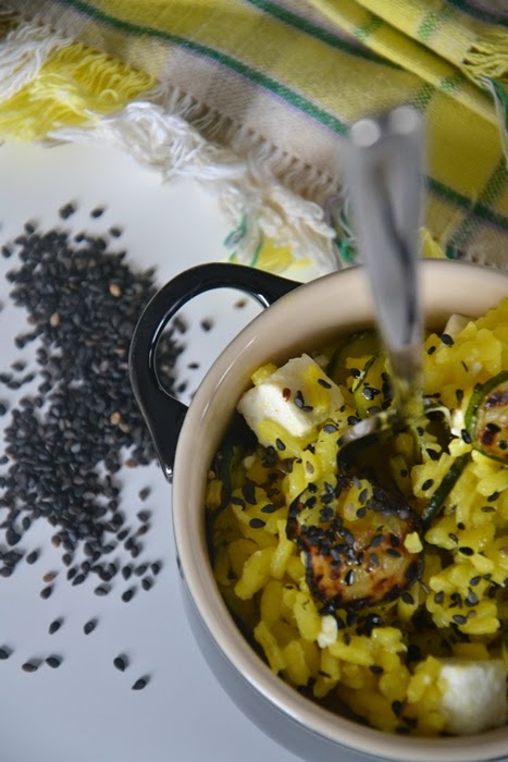 insalata di riso alla curcuma con zucchine, feta e semi di sesamo nero