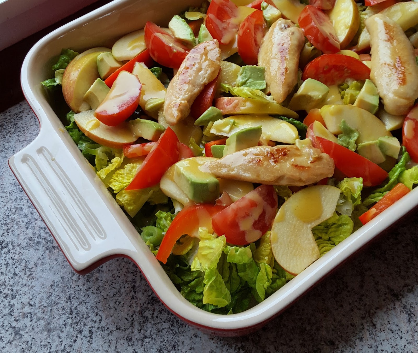 Madlaboratoriet Grøn salat med stegt kylling og honningsennepsdressing