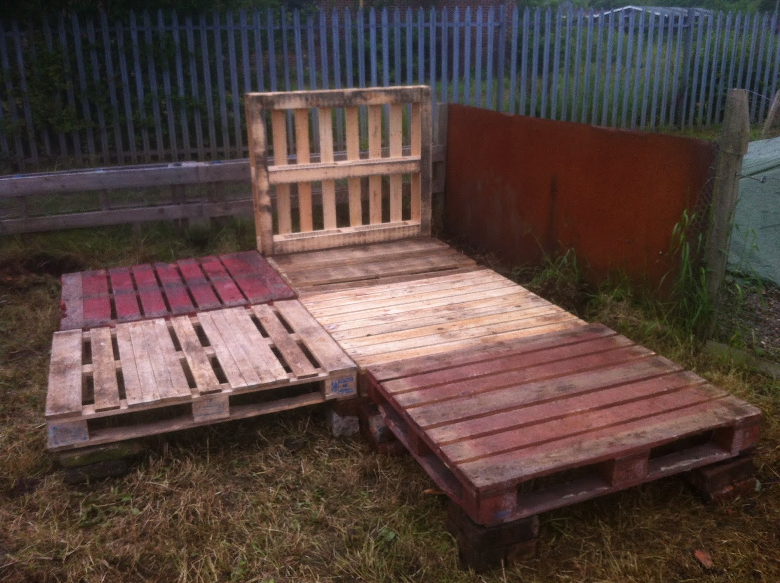 My Dad did manage to get me some big heavy duty pallets for the base ...