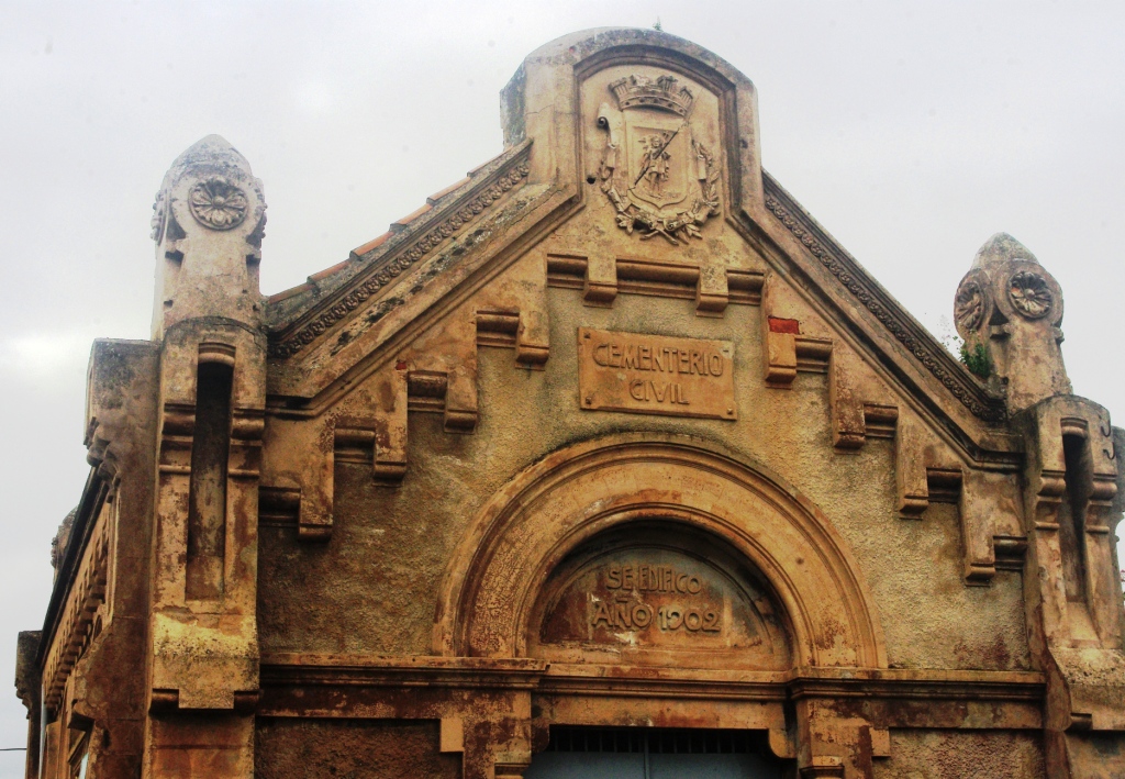 Puerta de acceso al cementerio civil de Gijn (archivo del autor)