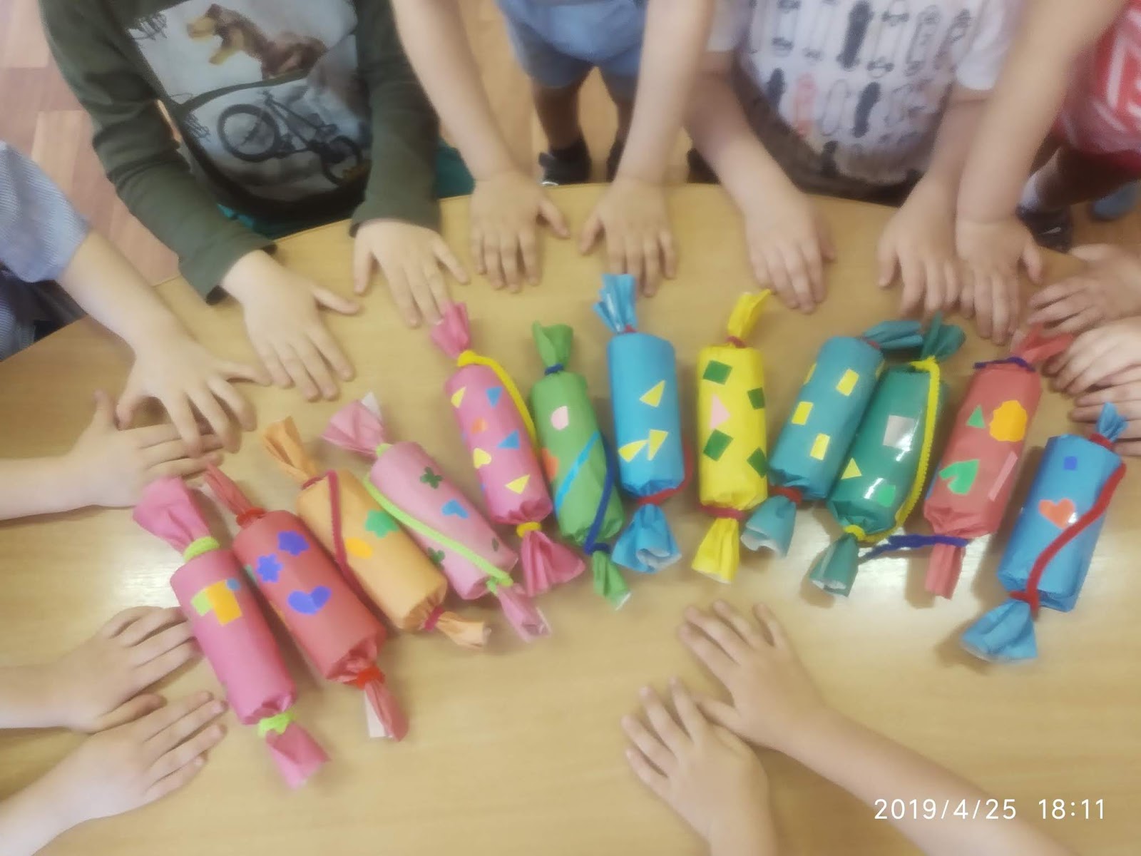 1 апреля вторая младшая группа. Поделка шумелка для детей. Дтсик игрушки шумелки. Шумовые инструменты в детском саду. Шумелки из бутылочек.