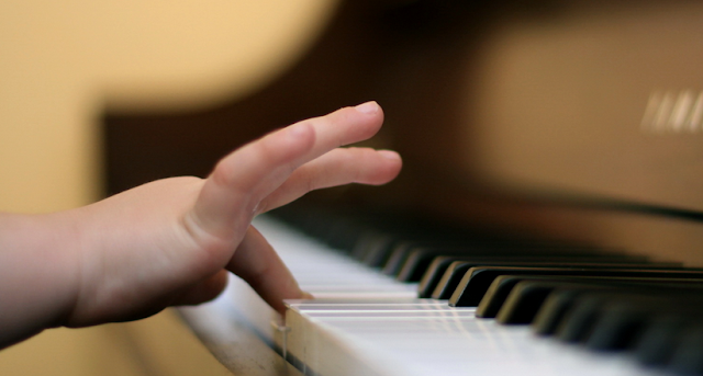 Lecciones de piano mejoran habilidades lingüísticas
