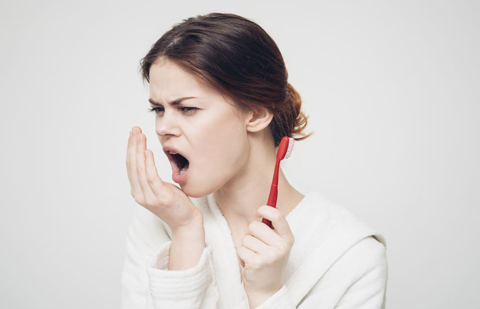 كيفية التخلص من رائحة الفم الكريهة