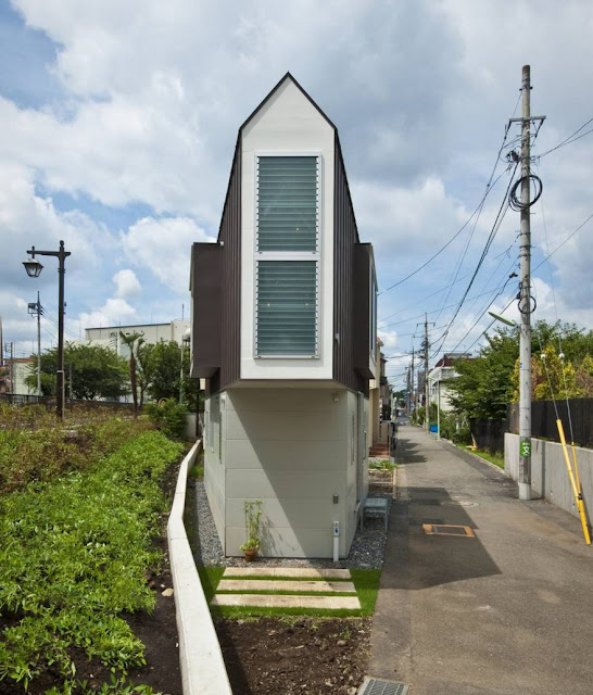 This house may look narrow on the outside. But you'll surely be amazed with what's inside! This house may look narrow on the outside. But you'll surely be amazed with what's inside!