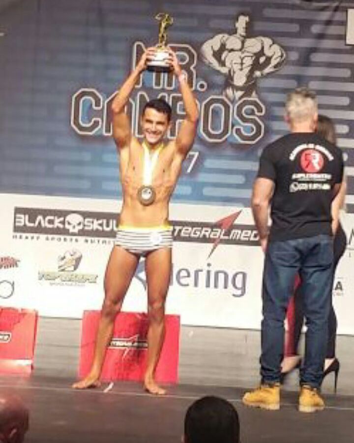 Ramon Cabral ergue troféu de campeão Body Shape Sênior no palco do Mr. Campos 2017. Foto: Arquivo pessoal