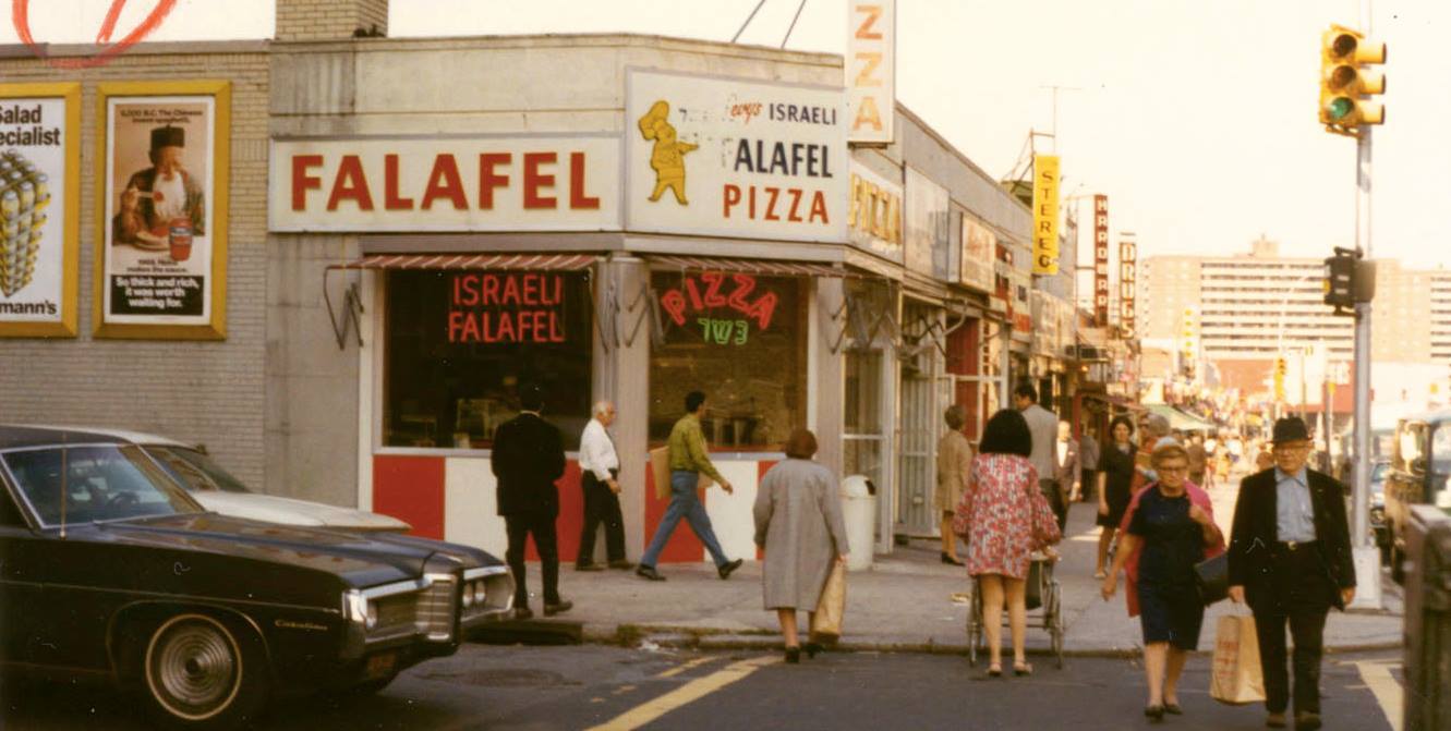 30 Fascinating Color Photographs That Capture Street Scenes of Queens
