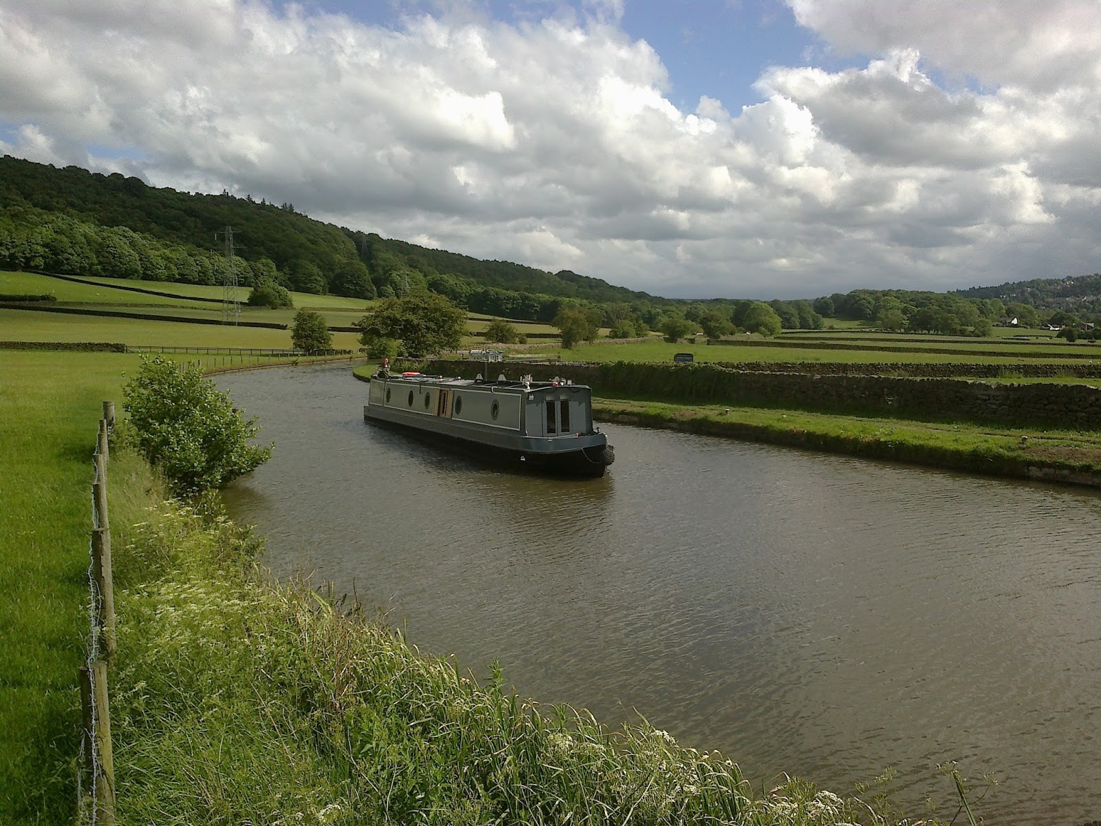 Narrowboat Ellis Wakefield to Skipton...Apperley Bridge Silsden (Bingley 5 rise staircase)