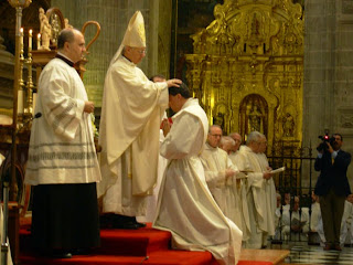 Resultado de imagen de ordenacion sacerdotal aceite