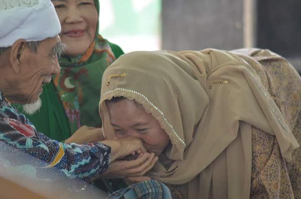 Tabarukan atau Ngalap Berkah Kyai, Jawaban Telak Atas Tuduhan Khalid Basalamah, Tabarukan Tidak Ada Tuntunanya