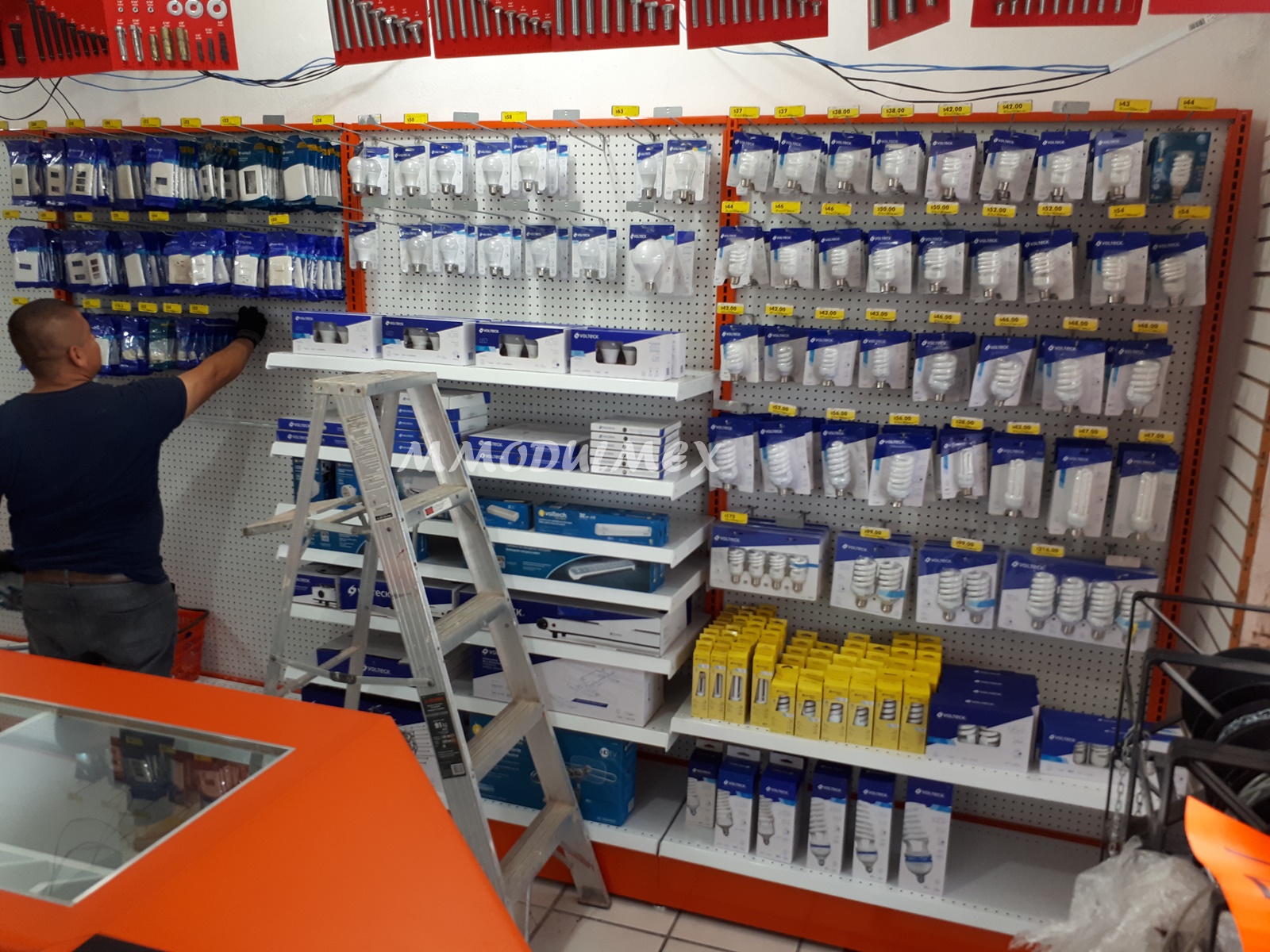 MUEBLES DE TIENDAS, MUEBLES DE OFICINAS Y MUEBLES SOBRE DISEÑO