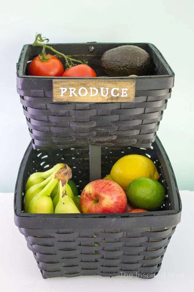 Love this idea to store fresh produce in a farmhouse style stand made out of woven baskets! So easy to DIY!