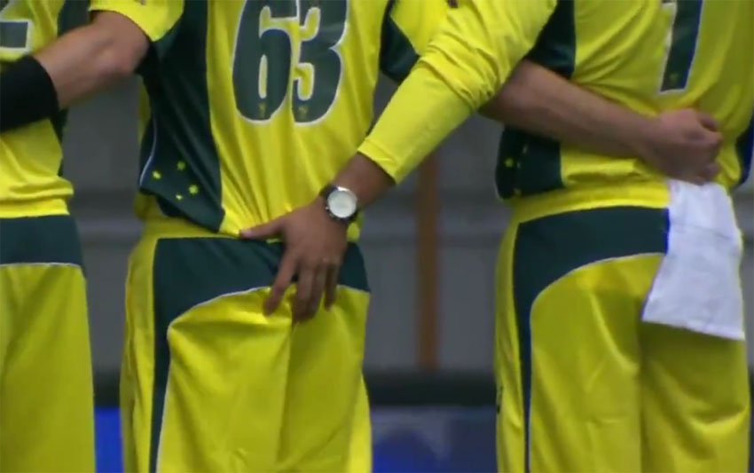 Jogador australiano acaricia bunda de companheiro durante hino nacional Jogador australiano acaricia bunda de companheiro durante hino nacional