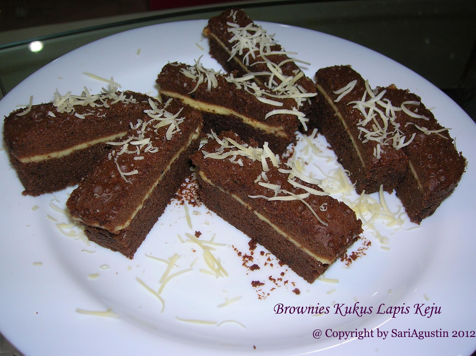 javanese woman Brownies Kukus Lapis Keju