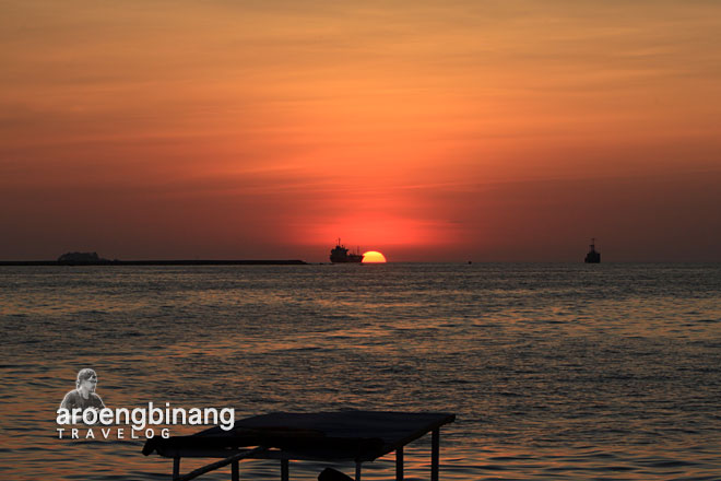 senja di dermaga kayu fort rotterdam makassar