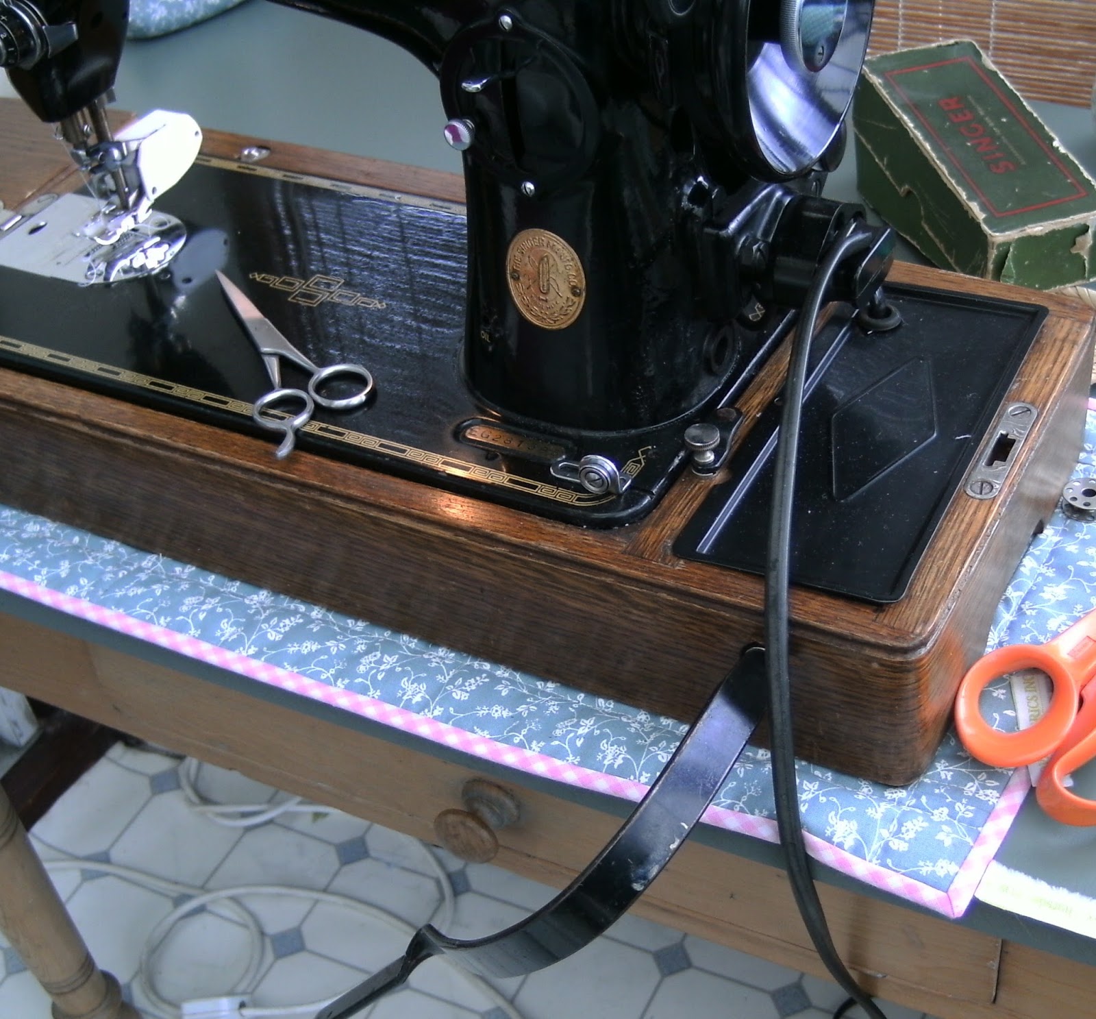 Singer knee lever sewing machines