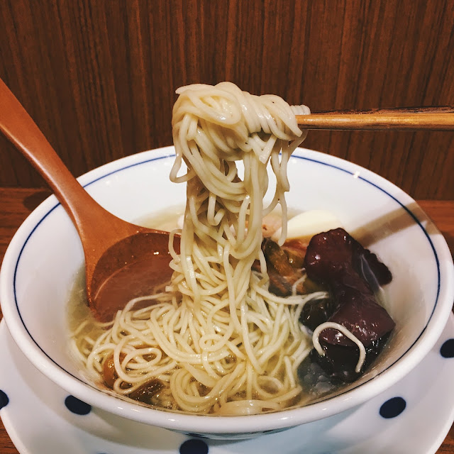 搭配的白細麵，口感上算是順口，帶點麵條本身的鹹味，倒是蠻適合淡麗的湯頭。