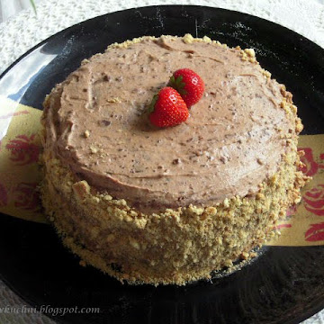 Tort z aksamitnym musem czekoladowym i truskawkami - Czytaj więcej »