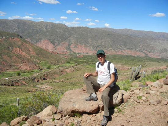 Voluntario Alex mit Blick auf das Tal von Esmoraca