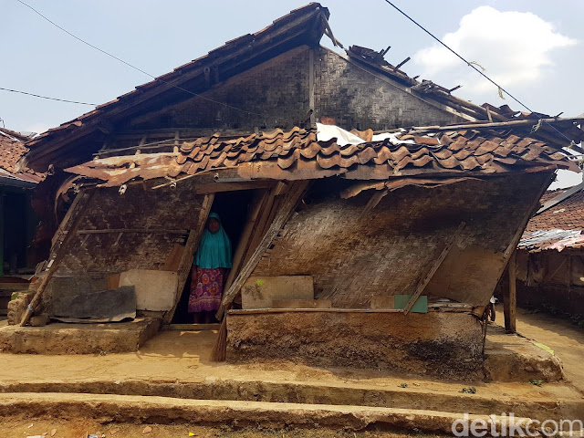 Tak Ada Bantuan Sepeserpun, Keadaan Rumah Ibu ini Sangat Memprihatinkan, Bahkan Lurahnya pun Tak Menggubris Tak Ada Bantuan Sepeserpun, Keadaan Rumah Ibu ini Sangat Memprihatinkan, Bahkan Lurahnya pun Tak Menggubris
