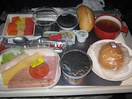 bandeja de comida sin gluten de un avión, menú para celiacos de compañía aérea