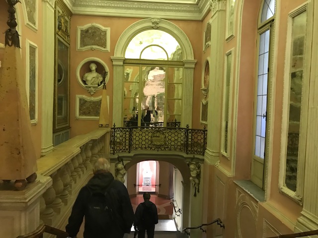 イゾラベッラ（ベッラ島）の宮殿内　ボールルームから下へ続く階段