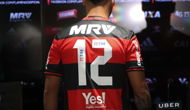 Torcedor tatua a camisa do Flamengo no próprio corpo e para a internet
