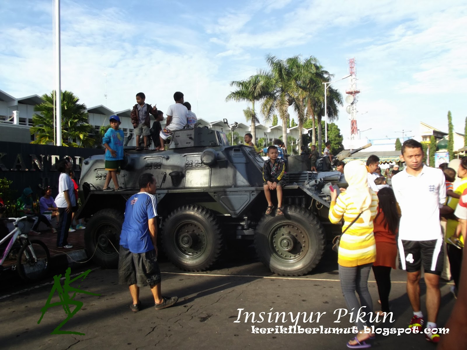 Warga Asik Berfoto Pameran Alutsista dan Car Free Day di Jember