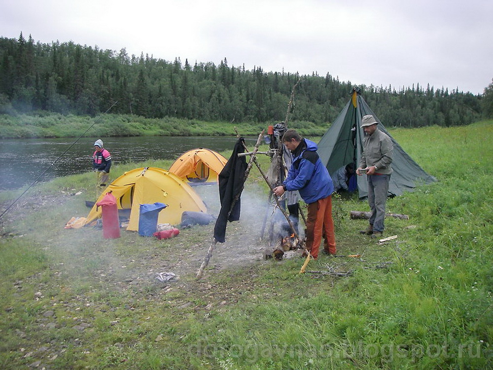 туристический поход. туризм уссурийской тайги. катунские ванночки горный алтай палаточный городок. горный поход. поход в горы.