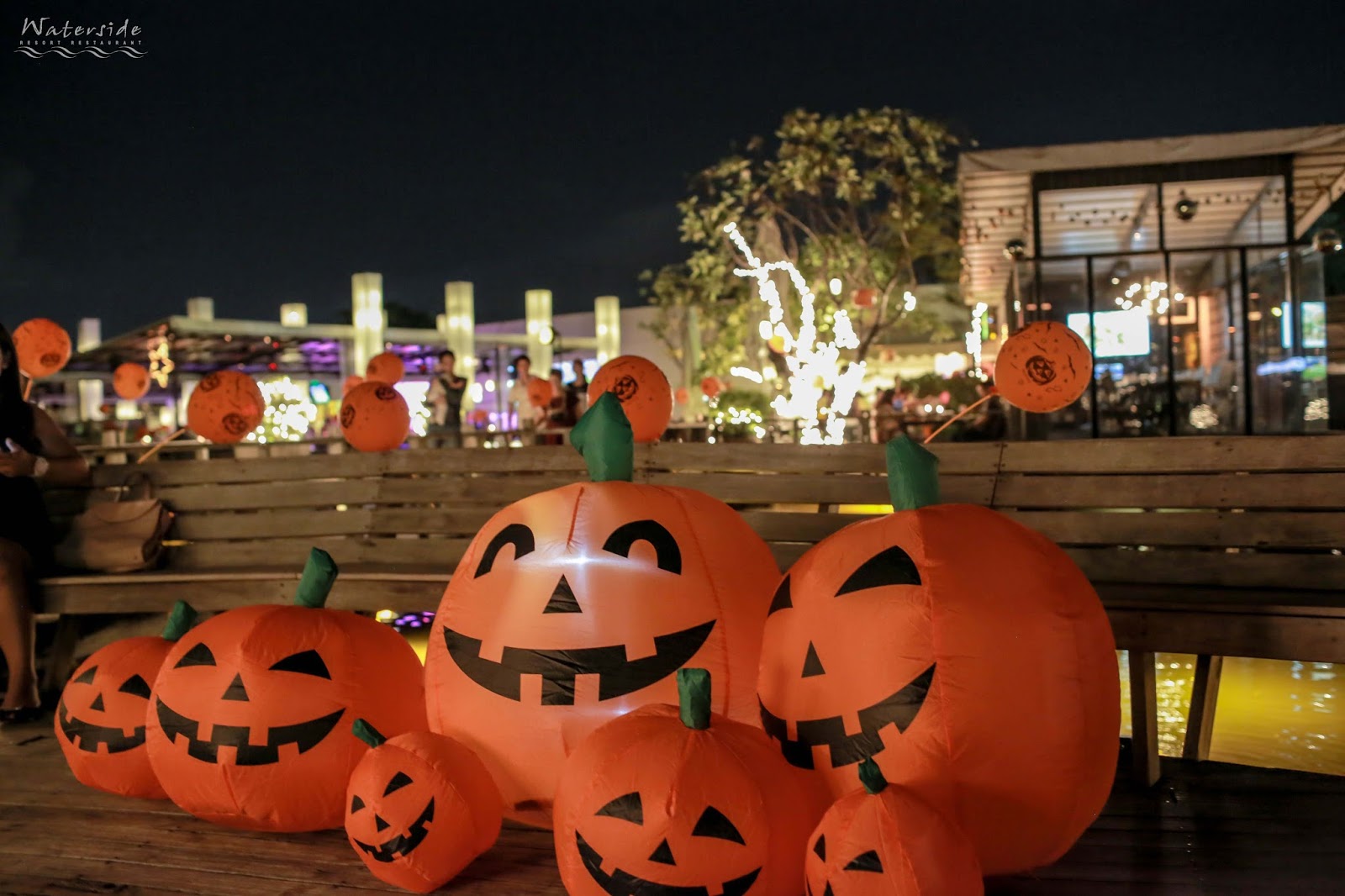 บรรยากาศ Halloween Waterside Karaoke Restaurant