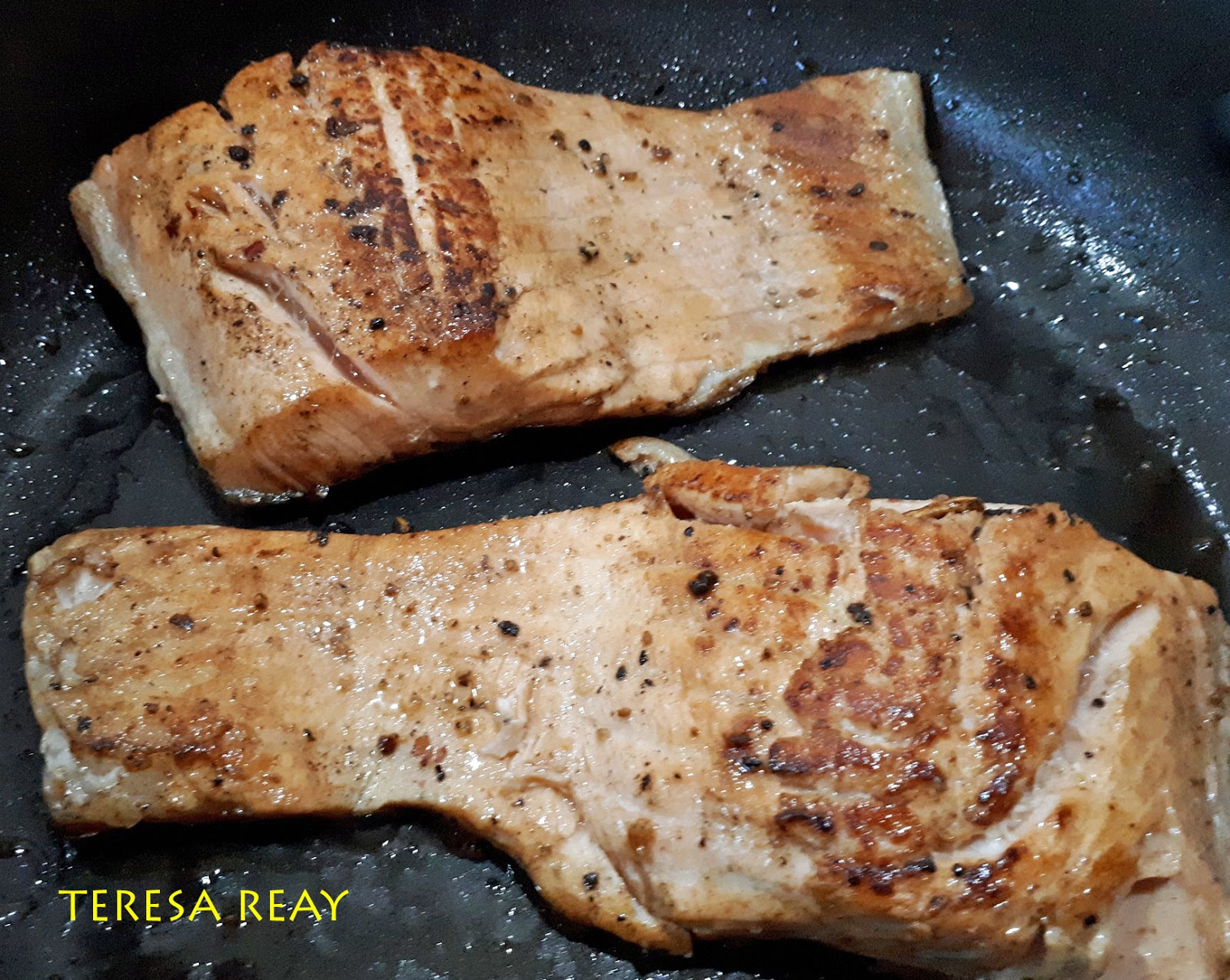 SALMON WITH GREEN BEANS, CHERRY TOMATOES, OLIVES AND ANCHOVIES