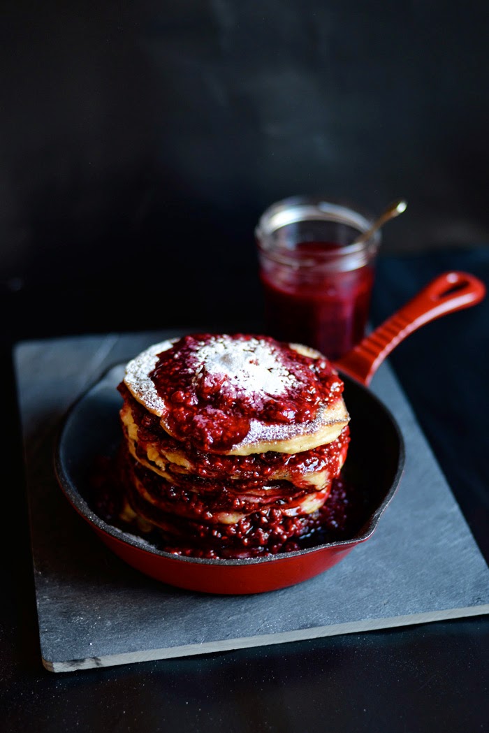 Lemon & Vanilla Oatmeal hotcakes with berry crush / Panquecas de aveia