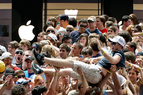 Apple_Store_Crowd.jpg