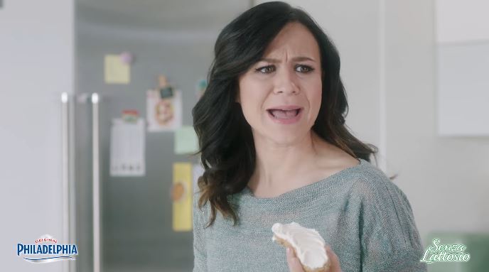 Attrice comica Philadelphia pubblicità senza lattosio con Foto - Testimonial Spot Pubblicitario Philadelphia 2017