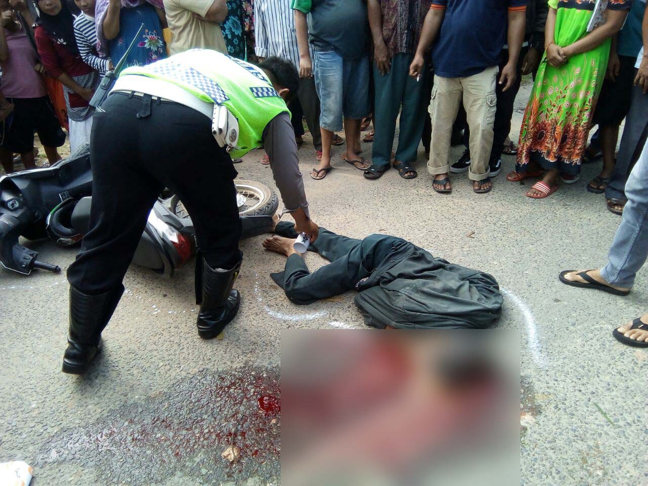 Personel Satlantas melakukan olah TKP di lokasi tabrakan yang menewaskan pengendara sepedamotor. Personel Satlantas melakukan olah TKP di lokasi tabrakan yang menewaskan pengendara sepedamotor.