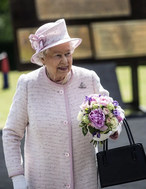 Queen Elizabeth style, dress, jewelery, jewel, gold jewels