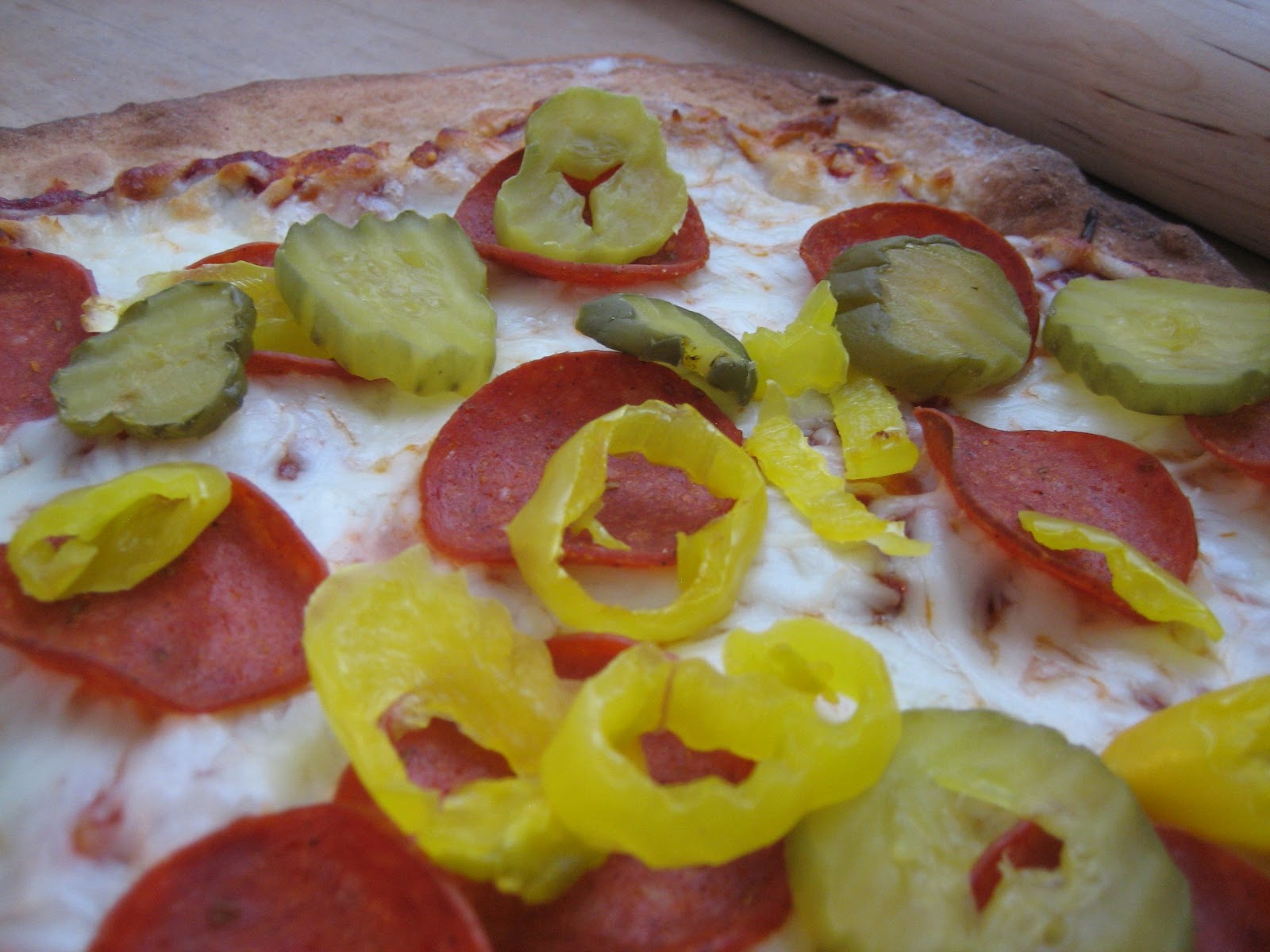 Westlandpeppers Salami pizza met charlys en augurk