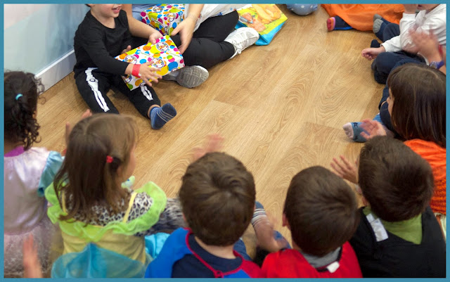 Bruno abriendo sus regalos de cumpleaños con los invitados en Little Kingdom