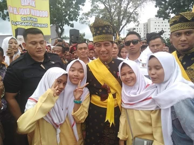 Viral! Foto Anak-Anak Riau Pose Dua Jari di Depan Jokowi, Netizen Salfok sama Paspampres Viral! Foto Anak-Anak Riau Pose Dua Jari di Depan Jokowi, Netizen Salfok sama Paspampres