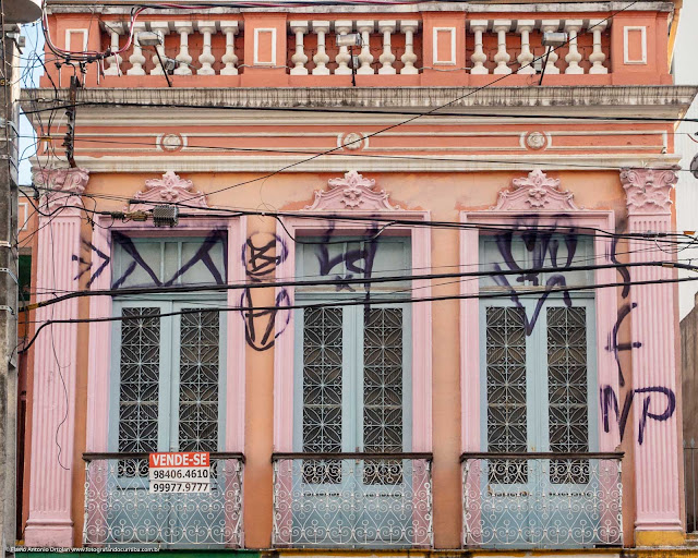 Casa antiga na Rua Paula Gomes - detalhe janelas
