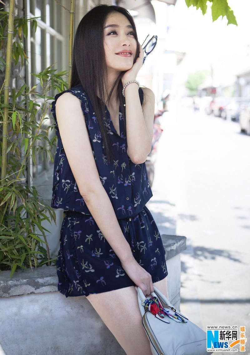 Street shots of actress Qin Lan | China Entertainment News