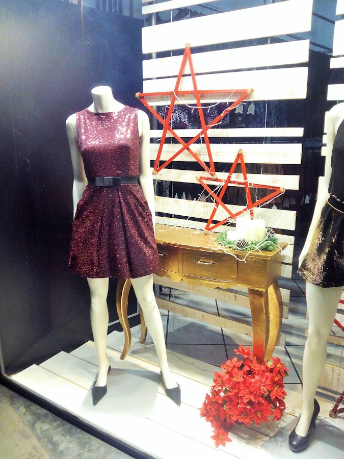 escaparates navideños comoda dorada, estrella de luz