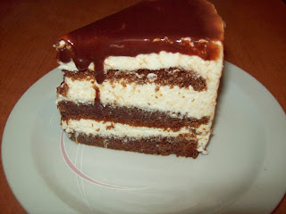 TORT CU MOUSSE DE PIERSICI