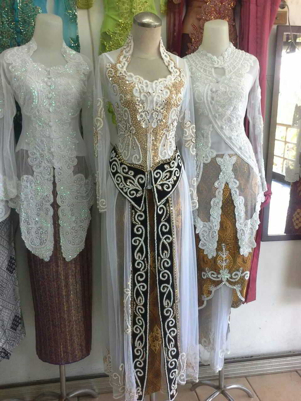 15 model kebaya  pengantin warna putih  putih  gold dan 