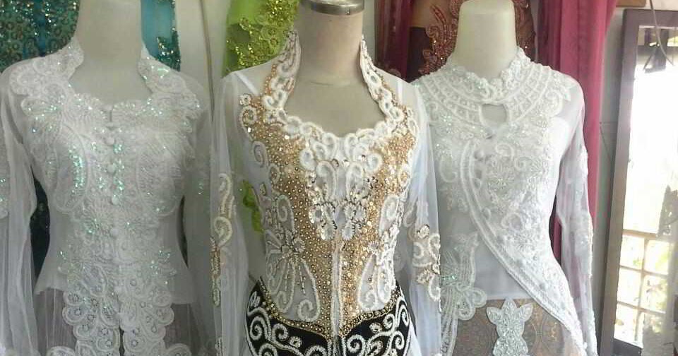 kebaya putih dengan batik