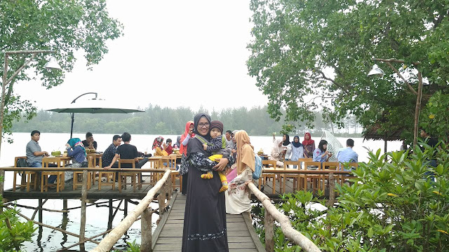 jembatan di taman wisata mangrove bhadrika bengkulu