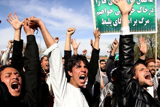 Manifestantes musulmanes tras quema del Corán 