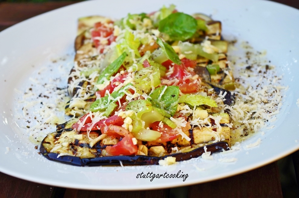 stuttgartcooking: Gegrillte Auberginen-Scheiben an Tomatenwürfeln ...