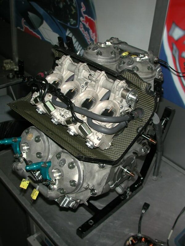 inadershot: YAMAHA GP500 V4 ENGINE