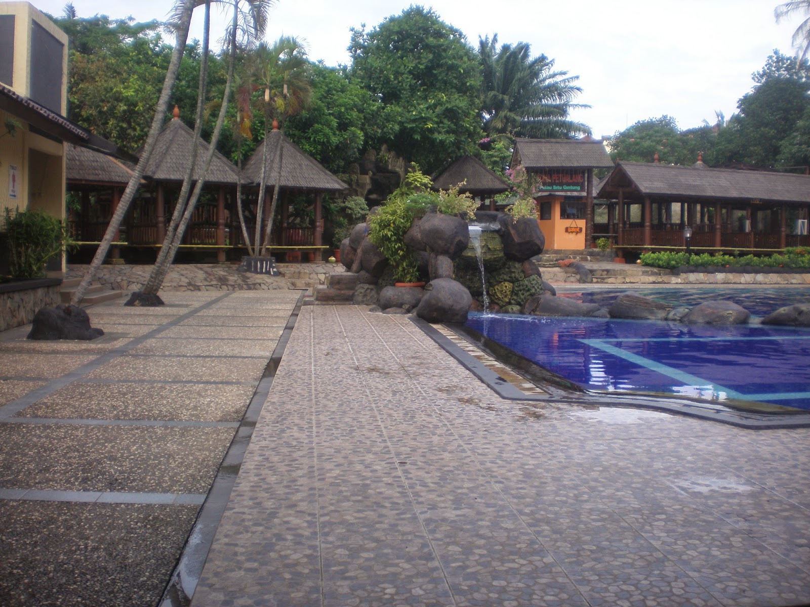 berenang di kolam renang situ gintung http://hendrasuhendra176.blogspot.com/2014/05/berenang-di-kolam-renang-situ-gintung.html